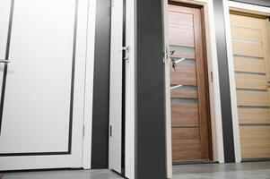 porte siamo venduto a un' hardware negozio. la scelta porte per il Casa avvicinamento. interno rinnovamento concetto foto