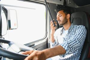 giovane indiano camion autista. concetto di strada nolo trasporto. foto