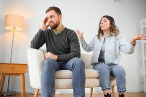 famiglia conflitto, litigare, malinteso. il donna grida a sua marito, nel disperazione, pianto foto