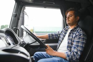 ritratto di un' giovane bello indiano camion autista. il concetto di la logistica e nolo trasporto. foto