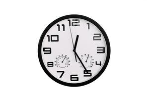 semplice classico nero e bianca il giro parete orologio isolato su bianca. orologio con Arabo numeri su parete Spettacoli foto
