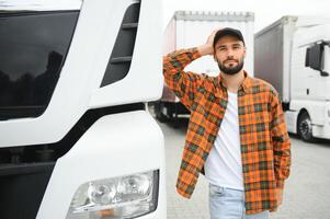 ritratto di giovane barbuto camionista in piedi di il suo camion veicolo. mezzi di trasporto servizio. camion autista lavoro foto