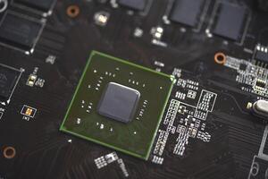 un' Marrone stampato circuito tavola con un' processore patata fritta e memoria strisce. elettronico componenti su il grafica carta. foto