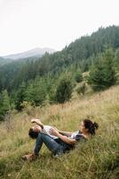 giovane mamma con bambino ragazzo in viaggio. madre su escursioni a piedi avventura con bambino, famiglia viaggio nel montagne. nazionale parco. escursione con bambini. attivo estate vacanze. fisheye lente. foto