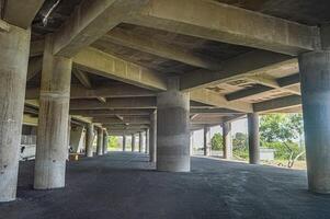 seminterrato di un' joko samudro stadio costruzione. grande edificio con molte di non verniciato calcestruzzo pilastri foto