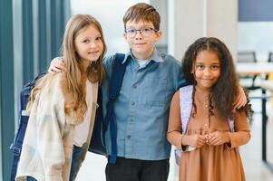 ritratto di bambini in piedi nel elementare scuola corridoio foto