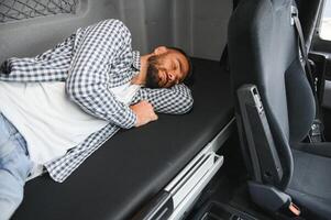 camion autista godendo confortevole cabina letto dentro il suo camion foto
