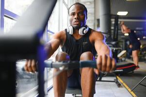 africano americano uomo Lavorando su nel il palestra. foto