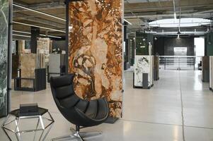 esposizione di ceramica nel un' showroom foto