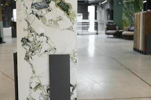 esposizione di ceramica nel un' showroom foto