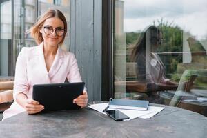 attività commerciale donna uso digitale tavoletta foto