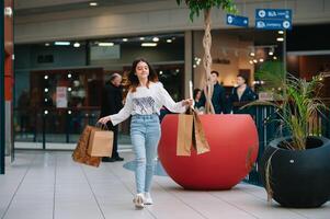 shopping adolescenziale ragazza con shopping borse a shopping centro commerciale. shopping concetto foto