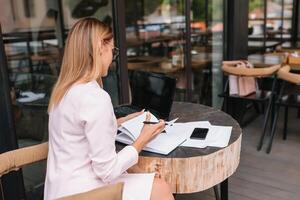 ritratto di giovane attraente donna d'affari l'esame lavoro d'ufficio nel ansa leggero ufficio interno seduta Il prossimo per il finestra, attività commerciale donna leggere alcuni documenti prima incontro, filtrato Immagine. foto