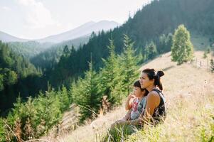 giovane mamma con bambino ragazzo in viaggio. madre su escursioni a piedi avventura con bambino, famiglia viaggio nel montagne. nazionale parco. escursione con bambini. attivo estate vacanze. fisheye lente. foto