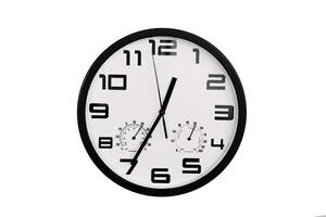 semplice classico nero e bianca il giro parete orologio isolato su bianca. orologio con Arabo numeri su parete Spettacoli foto