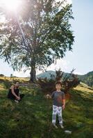 giovane mamma con bambino ragazzo in viaggio. madre su escursioni a piedi avventura con bambino, famiglia viaggio nel montagne. nazionale parco. escursione con bambini. attivo estate vacanze. fisheye lente foto