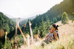 giovane mamma con bambino ragazzo in viaggio. madre su escursioni a piedi avventura con bambino, famiglia viaggio nel montagne. nazionale parco. escursione con bambini. attivo estate vacanze. fisheye lente. foto