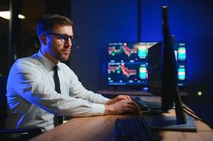 finanziario analisti e giorno commercianti Lavorando su un' computer con multi-monitor foto