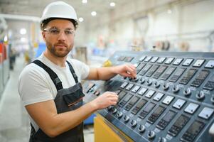 fabbrica lavoratore. uomo Lavorando su il produzione linea foto