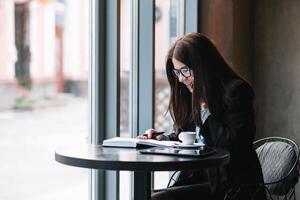 giovane donna d'affari parlando su il Telefono nel caffè negozio. foto