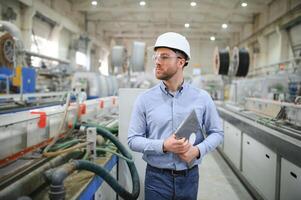 ingegnere, industria e costruzione concetto. ritratto di caucasico industria fabbrica Manutenzione ingegnere foto