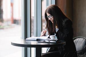 giovane donna d'affari parlando su il Telefono nel caffè negozio. foto