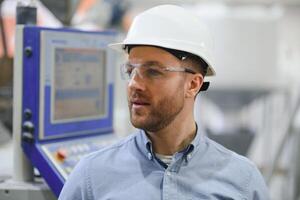 ingegnere, industria e costruzione concetto. ritratto di caucasico industria fabbrica Manutenzione ingegnere foto