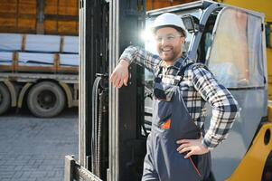 magazzino uomo lavoratore con carrello elevatore a forca foto