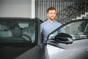 uomo adulto cliente maschio acquirente cliente sceglie auto vuole per acquistare nuovo automobile foto