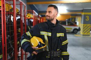 un' pompiere mette su un' fuoco uniforme a il fuoco Dipartimento foto