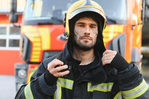 foto di vigile del fuoco con gas maschera e casco vicino fuoco motore