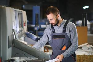 uomo Lavorando nel stampa Casa con carta e vernici foto