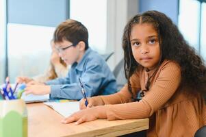 allegro elementare scuola studenti. indietro per scuola foto