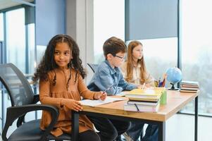 allegro elementare scuola studenti. indietro per scuola foto