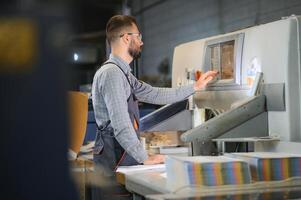 stampa Casa, sperimentato tecnico lavori su uv stampante. produzione opera foto