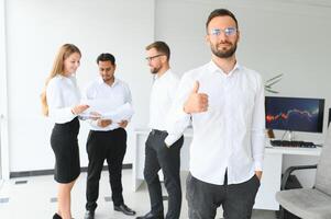 squadra capo sta con collaboratori nel sfondo foto