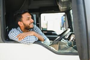 giovane indiano camion autista. concetto di strada nolo trasporto. foto