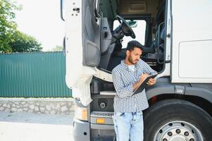 giovane indiano camion autista. concetto di strada nolo trasporto. foto