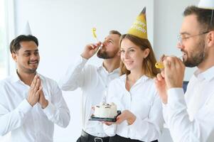 aziendale festa e persone concetto - contento squadra con torta festeggiare collega compleanno a ufficio foto