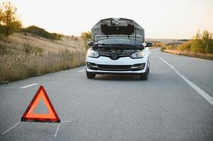 rotto auto concetto, abbattersi triangolo su strada foto