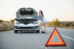 rotto auto concetto, abbattersi triangolo su strada foto