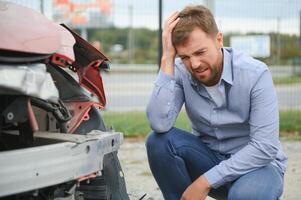 auto incidente. uomo dopo auto incidente. uomo rimpianti danno causato durante auto relitto foto