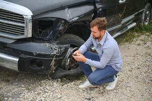 auto incidente. uomo dopo auto incidente. uomo rimpianti danno causato durante auto relitto foto