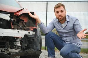 auto incidente. uomo dopo auto incidente. uomo rimpianti danno causato durante auto relitto foto