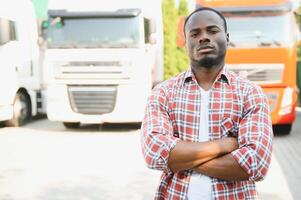 davanti Visualizza. giovane africano camion autista è con il suo veicolo a giorno. foto