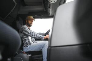 autista dietro a il ruota nel camion cabina. foto