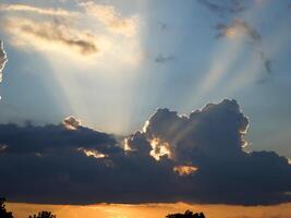 spettacolare tramonto Sopra, arancia sole crescente su al di sopra di il orizzonte foto