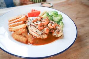 grigliato pollo o pollo bistecca con sugo salsa , francese patatine fritte e verdura foto