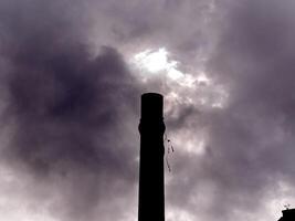 industriale tubo e grigio cielo sfondo, tempestoso cielo sfondo foto