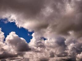 bianca cumulo nuvole nel il in profondità blu estate cielo. soffice nuvole sfondo foto